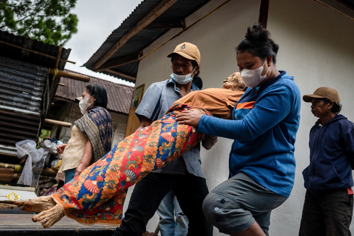 بالصور- يخرجون الجثث من المقابر لممارسة طقوس تكريم لها... يوم تحتفل مجموعة توراجا العرقية في إندونيسيا بمانيني